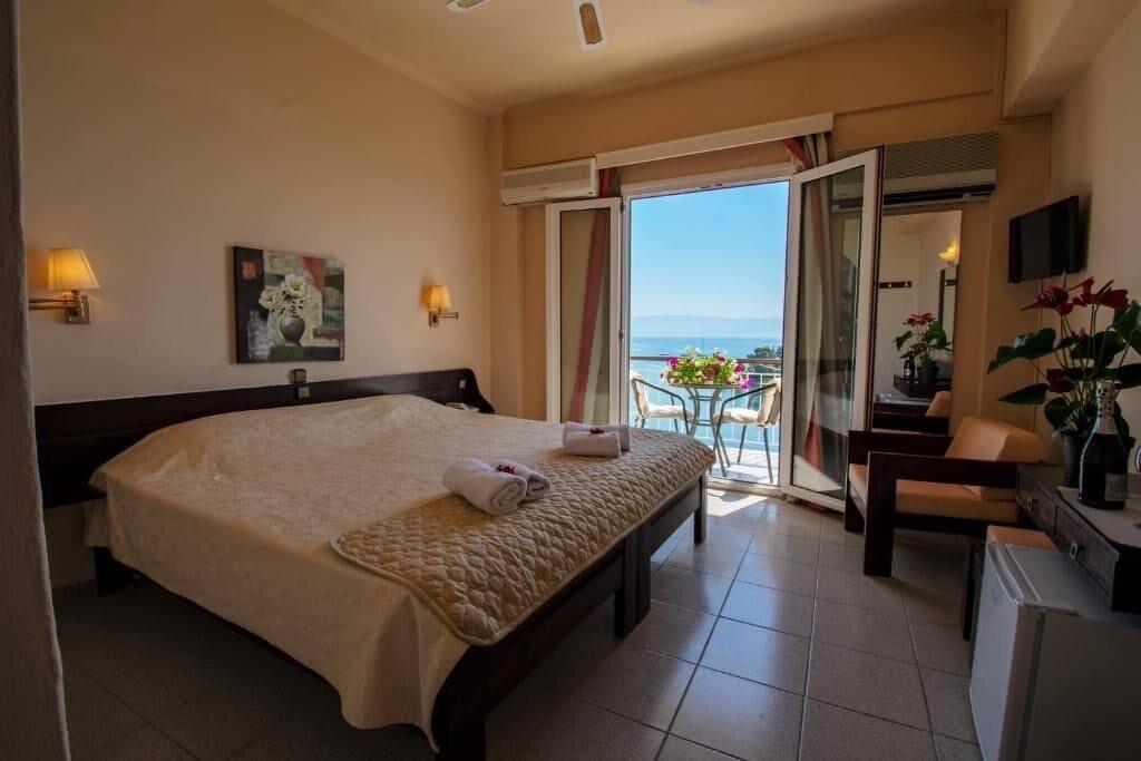 Aegli Hotel Perama  Buitenkant foto
