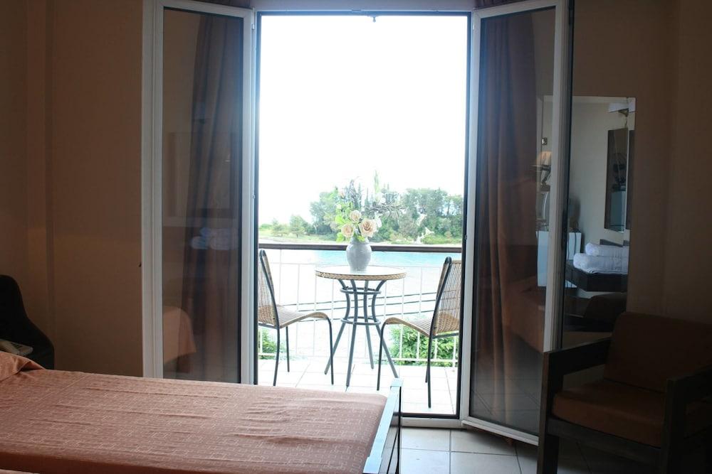 Aegli Hotel Perama  Buitenkant foto