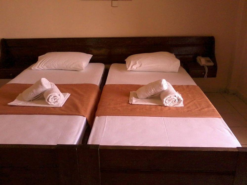 Aegli Hotel Perama  Buitenkant foto