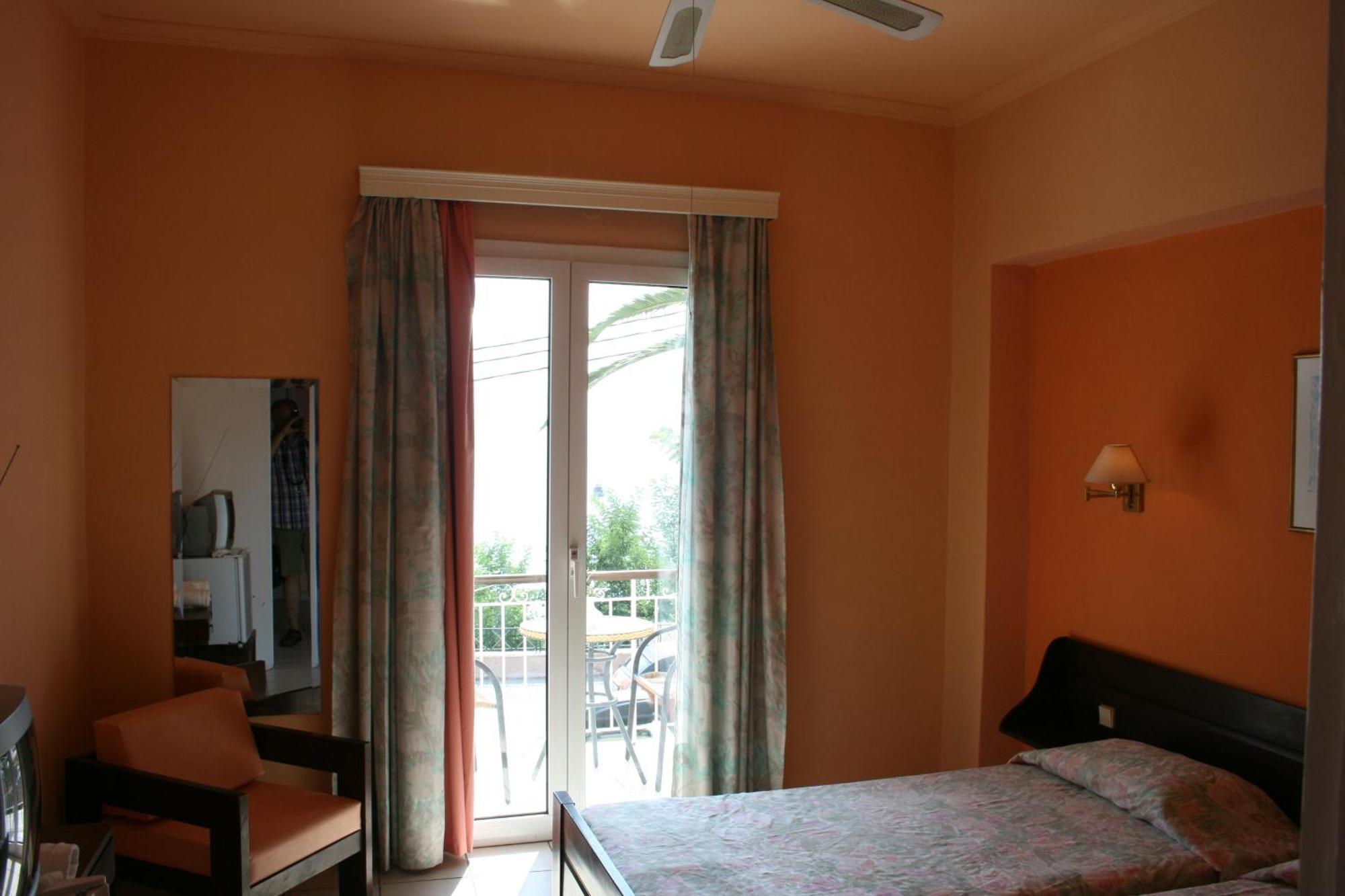 Aegli Hotel Perama  Buitenkant foto