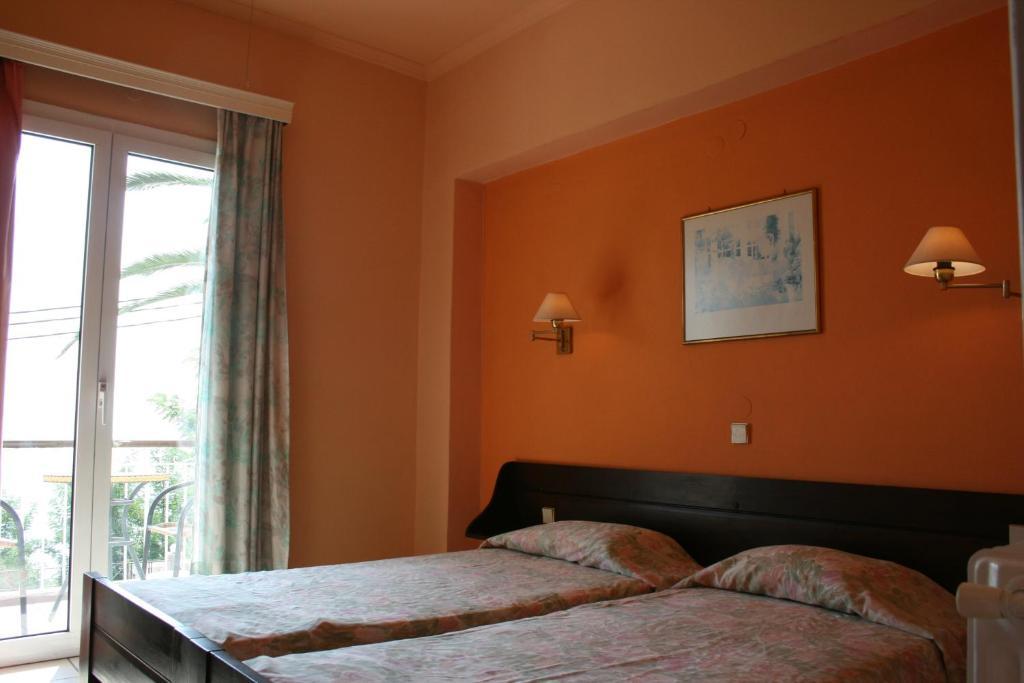 Aegli Hotel Perama  Buitenkant foto