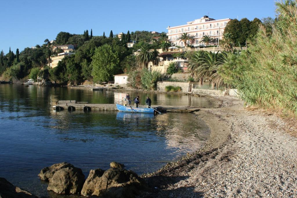 Aegli Hotel Perama  Buitenkant foto