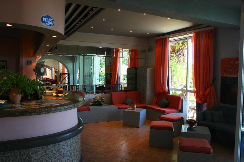 Aegli Hotel Perama  Buitenkant foto