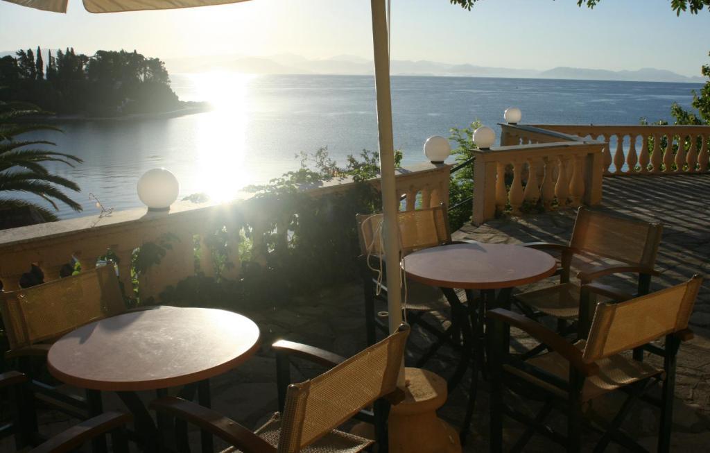 Aegli Hotel Perama  Buitenkant foto