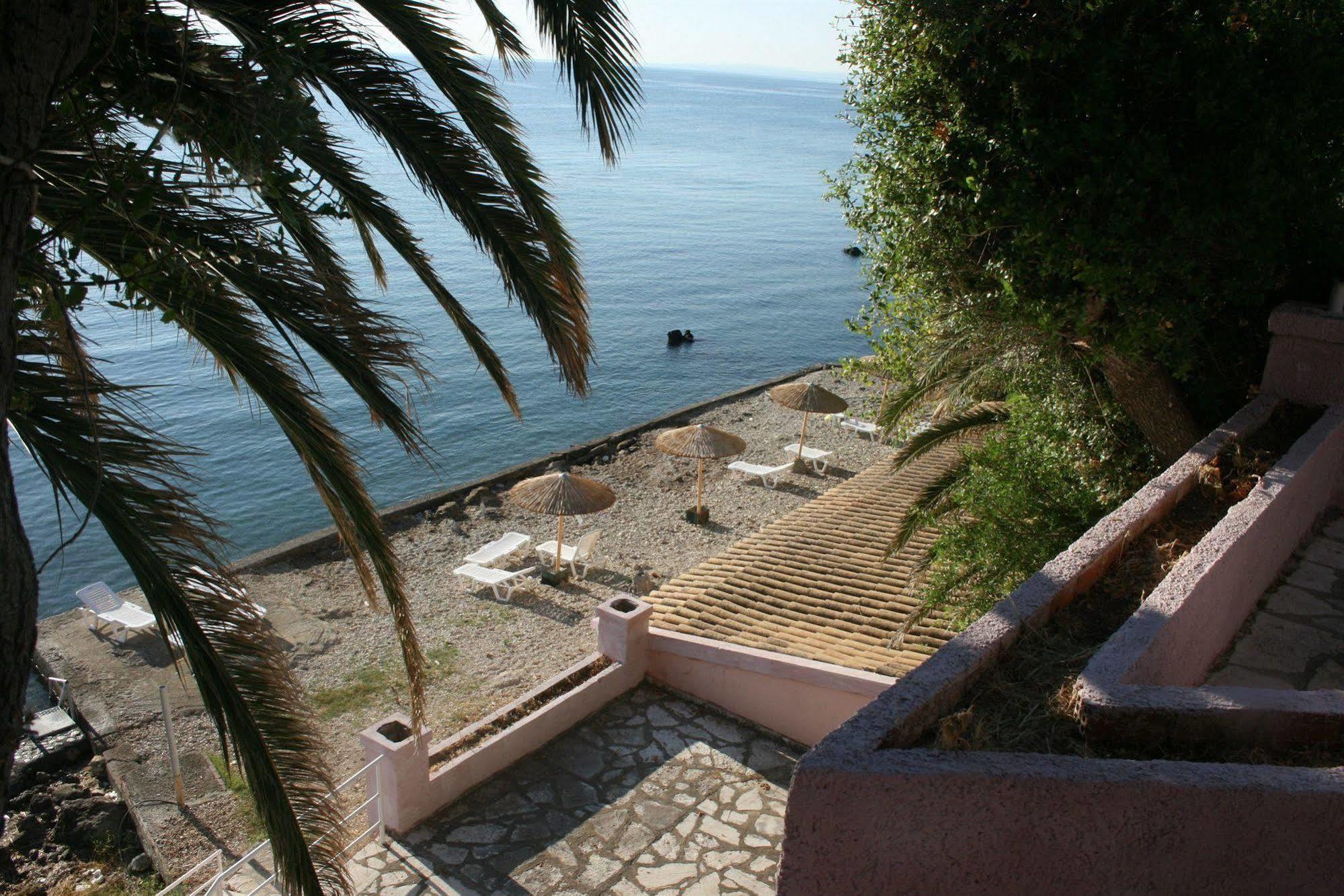 Aegli Hotel Perama  Buitenkant foto